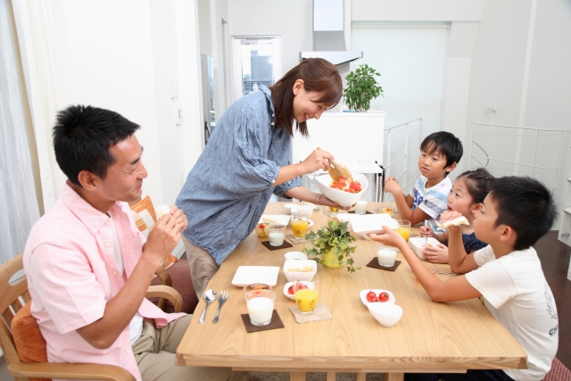 食事中はテレビを見る 見ない 会話マナーが向上するのはどっち